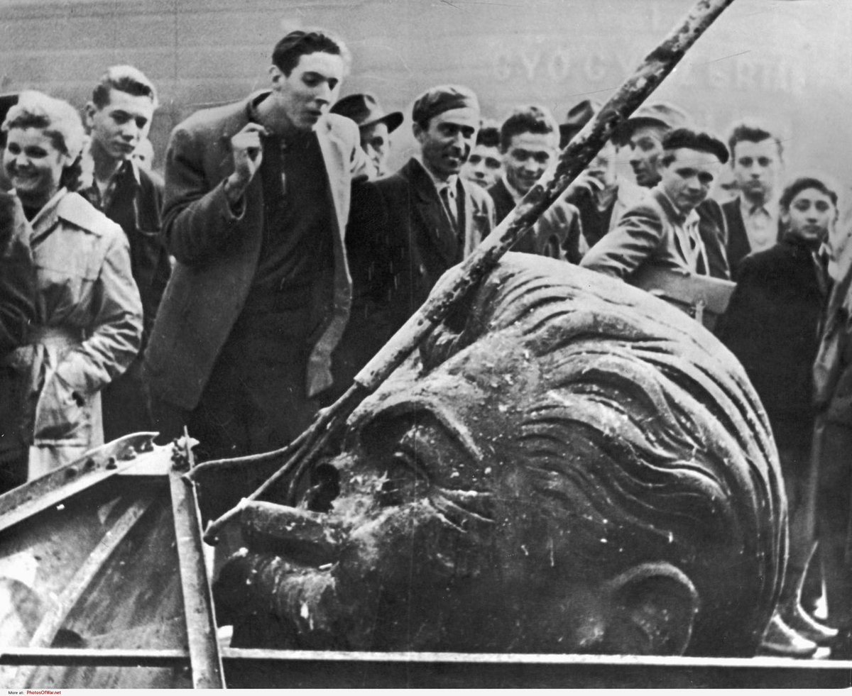 Revolution_1989's tweet photo. 3/3 At 9.37pm it fell. Author Stephen Vizinczey, then a student recalled, "It was eerie; several thousand people sighing with joy. We all had a sense of making history. We thought the whole world is looking at us and the whole world is happy". Hope spread across the Eastern Bloc. https://t.co/inNATQuVbW