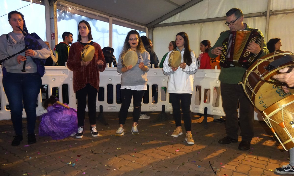 Arre_Demo's tweet photo. Este martes de #Entroido as #filloas comémolas en #Sada coa
música tradicional dos veciños da Asociación @queiroasada! 
#Entroido2019 #Entroido19 #Entroidogalego
#Entroidotradicionalgalego #EntroidoGalicia #filloeiraLestedo #Filloa #Queiroa https://t.co/6VI6S3R6iQ
