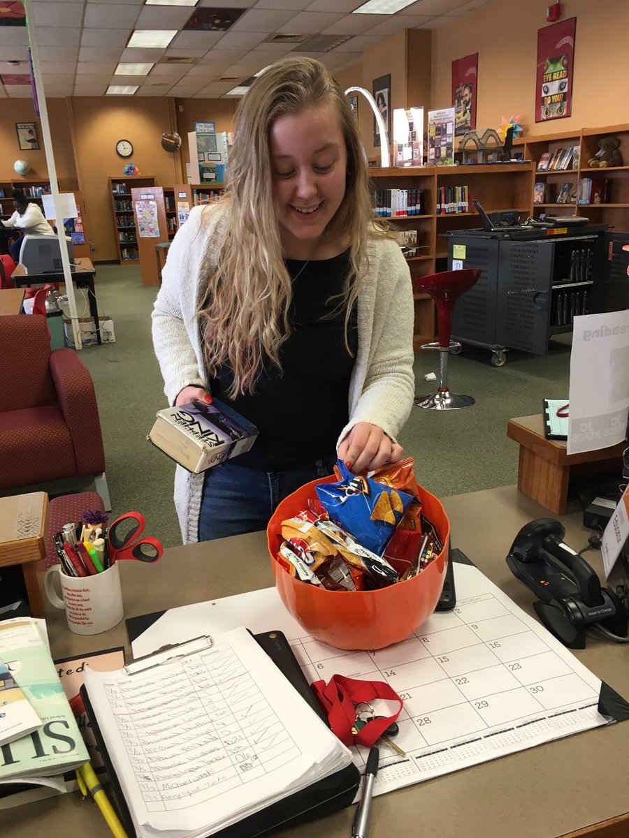 SimonsenLibrary's tweet photo. Getting a treat for checking out a book! #JCReads #si9gc https://t.co/1hXUkR2PFB