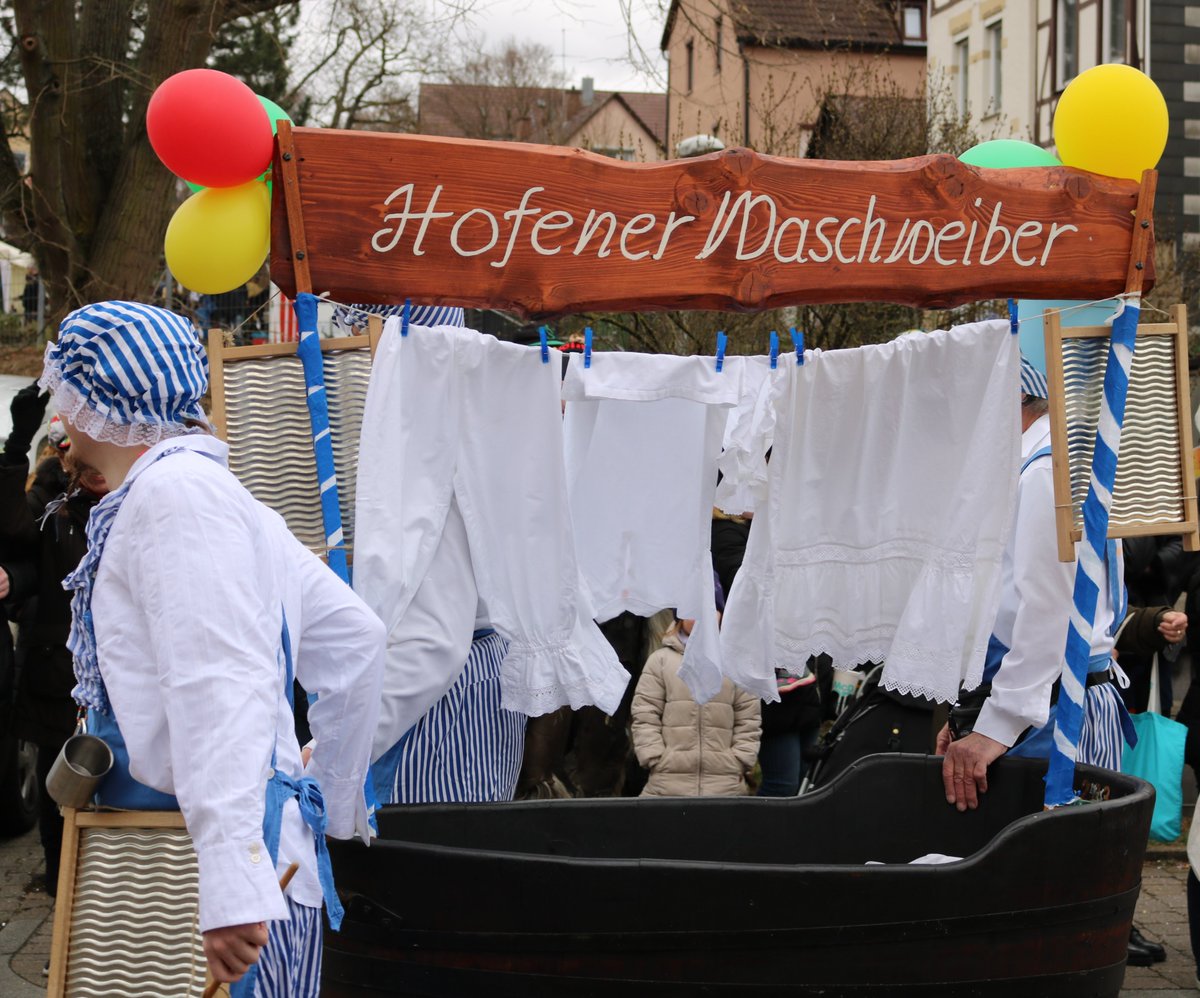 LaStuttgartoise's tweet photo. Fasnetsumzug in Hofen! Mon baptême de carnaval 👹👺🎉 @stuttgarttweets @enjoy_stuttgart #fasnetsdienstag #scillamännle #DieFranzösin #MitDenSchwäbischenKindern https://t.co/r2BBeNEMKp