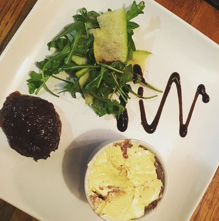 SurprisedVegans's tweet photo. Last night’s starter - vegan pate with apple and rocket salad and a plum chutney. Served with crusty bread. Who says vegans can’t have pate!?

#vegan #veganstarter #veganpate  #vegetarian #veganfoodporn #vegansofintagram #vegansofig #plantbased https://t.co/iYXToUhW9V