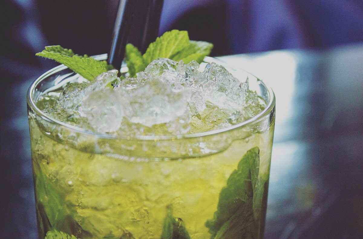 La📍Coctelería #AgitaryServirFrío abre ¡todos los días de la semana! Disfruta de los mejores cócteles y mojitos de Valladolid 🍸💚
#night #planazo #valladolid #centro #ciudad #partying #estaciongourmet #coctel #mojito #green #lima #sabores #secreto #bar #disco #play #music #esn