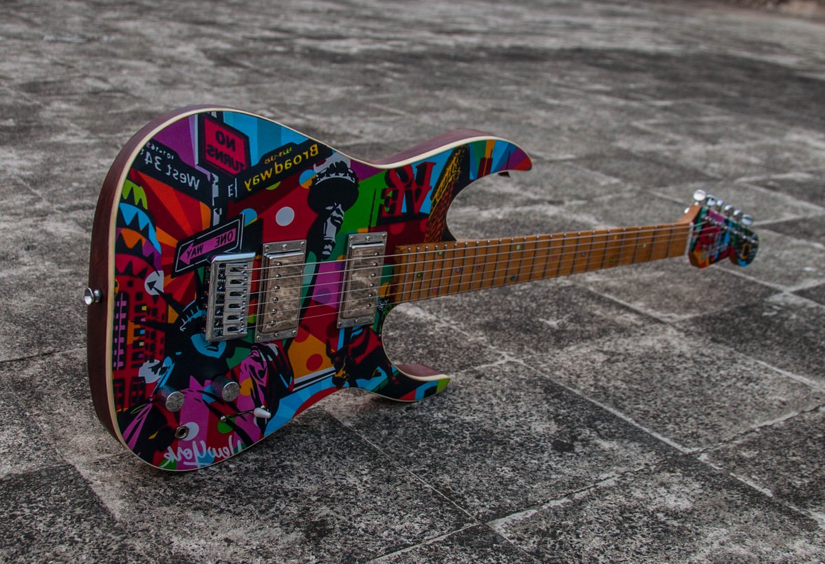 IndischeGuitars's tweet photo. Originally a guitar of unknown origin, this guitar's owner requested a bright, pop art theme, centered around travel, along with a refret in stainless steel as well as new electronics and hardware. Presenting Modlabs #8: The Big Apple!
#indischeguitars #modlabs #artwork #rebuild https://t.co/Blyk6r5Ojc
