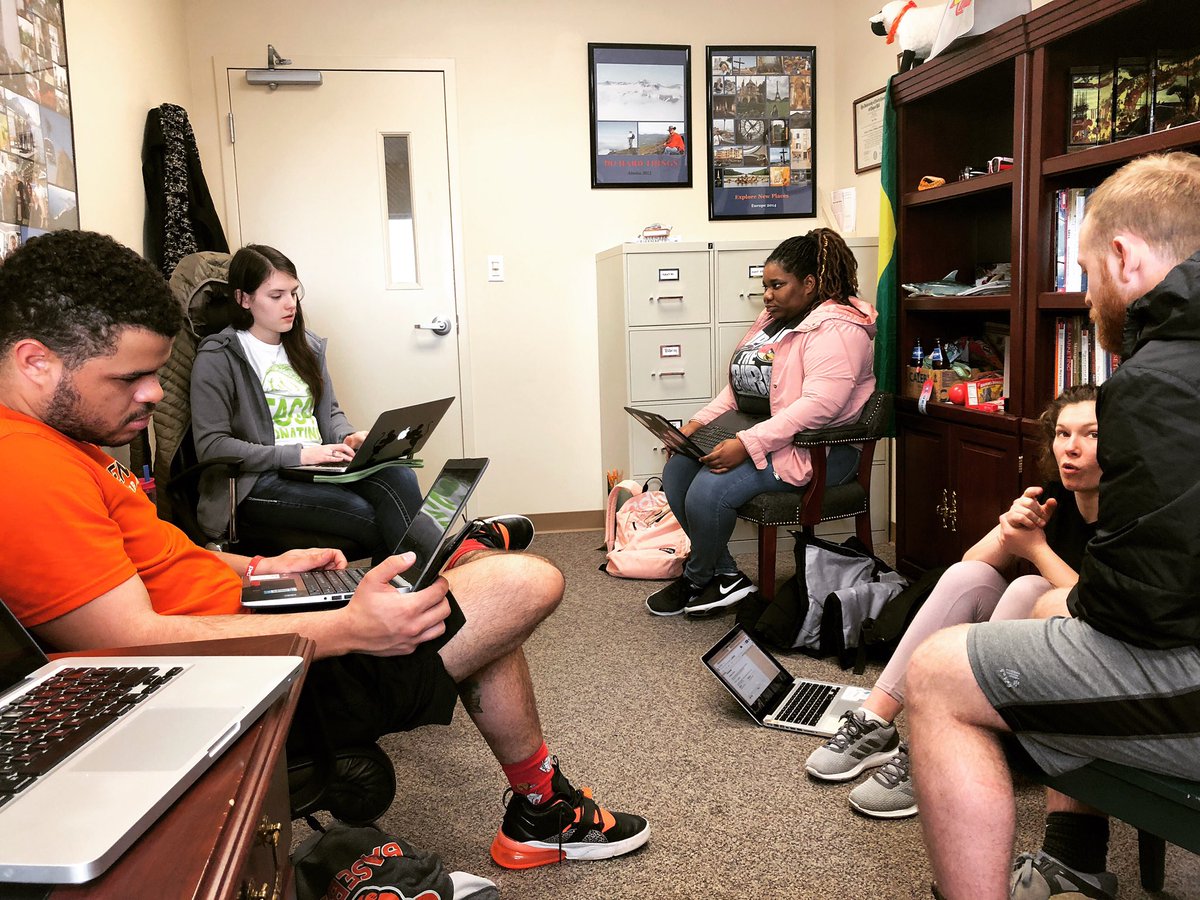 janefoleybell's tweet image. This @GreenvilleUniv Experience First team knows how to work and collaborate. #projectinprogress #brainpower #teambell