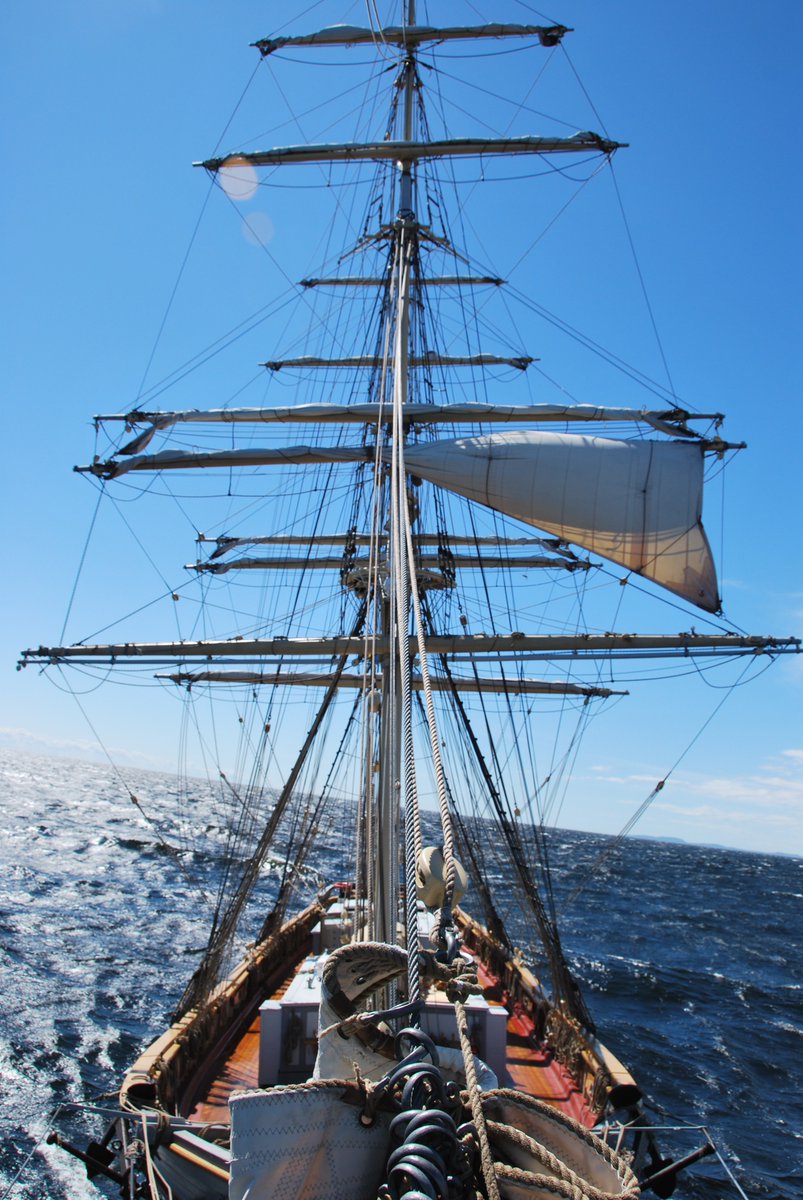 HallbaraHav's tweet photo. @kaptenskojare Och här kommer en bild från briggen Tre Kronor af Stockholm med just en sviktad stump. 
Foto: Korhan Koman, kapten på Tre Kronor i Finska viken på väg till S:t Petersburg om jag minns rätt. De hade gott om tid och frisk vind så de sviktade stumpen av rent pedagogiska skäl :-) https://t.co/phY3fWHNug