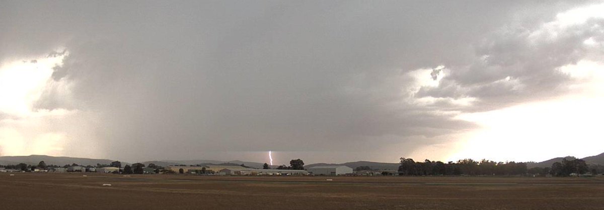 Look at this #doozy of a thunderstorm over #Albury yesterday evening. More stable and cooler conditions forecast for #Victoria today. bom.gov.au/vic/forecasts/…