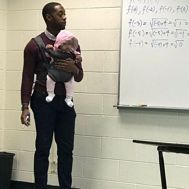 Corriere's tweet photo. La foto, su Twitter, in poche ore è stata condivisa da oltre 70mila persone. L’immagine ritrae un professore, davanti alla lavagna, con una bambina nel marsupio. Il professore si chiama Nathan Alexander, l’immagine è stata scattata al Morehouse College d… https://t.co/5GoMwOzNlV https://t.co/CBT0pygefz