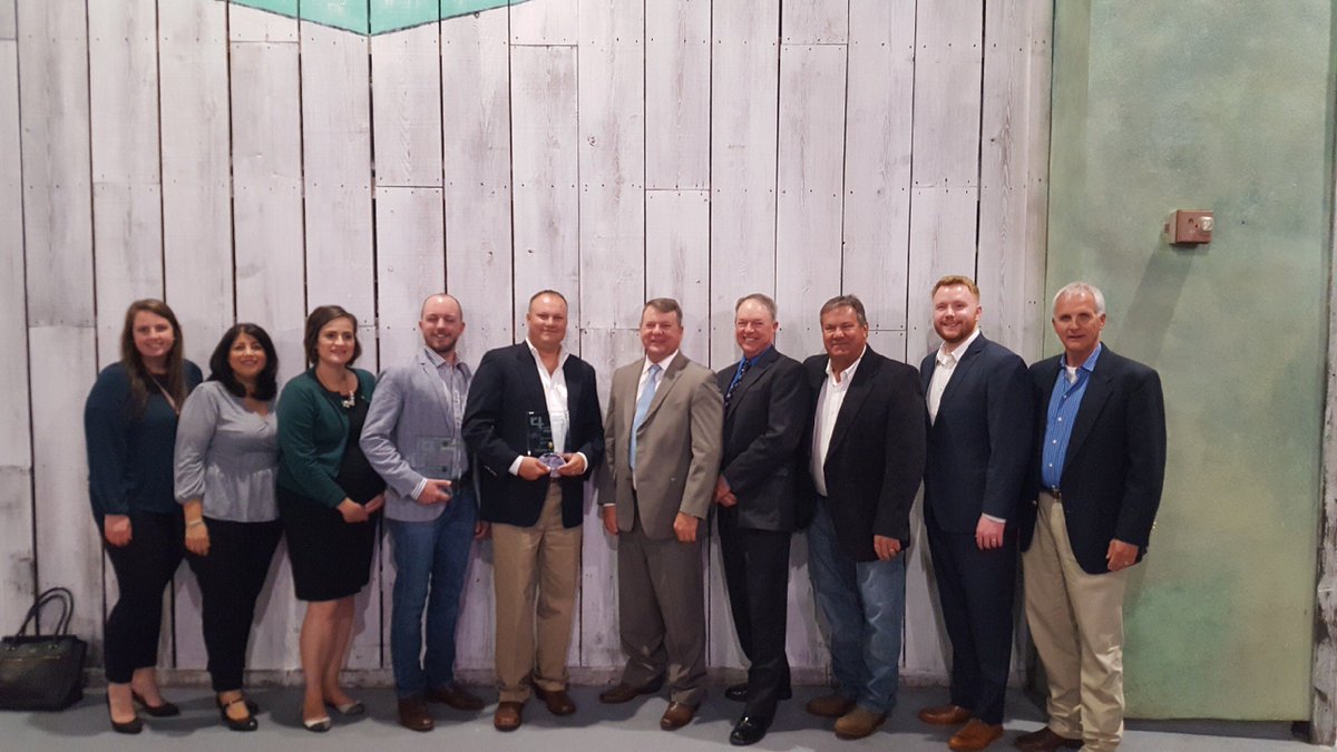 MosaicCompany's tweet photo. Every year, @Fertilizer_Inst recognizes #Ag retailers and growers who are leading the way when it comes to implementing the 4Rs, which provide a framework for economic, social and environmental benefits. 🌱

Congratulations to 2019’s 4R Advocates! https://t.co/mDs7pAEML2