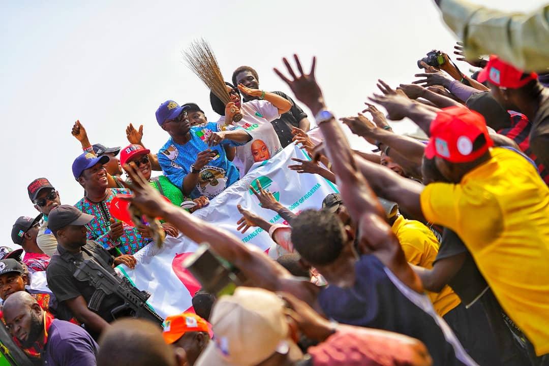 jidesanwoolu's tweet photo. Today was a good day.

From Mushin to Isolo to Okota to Ijesha, Lawanson and environs, we felt the love and we send it right back to you all. ❤

Thank you! 

#ForAGreaterLagos 
#MyPVCForSanwoolu https://t.co/prlDjqO2sb