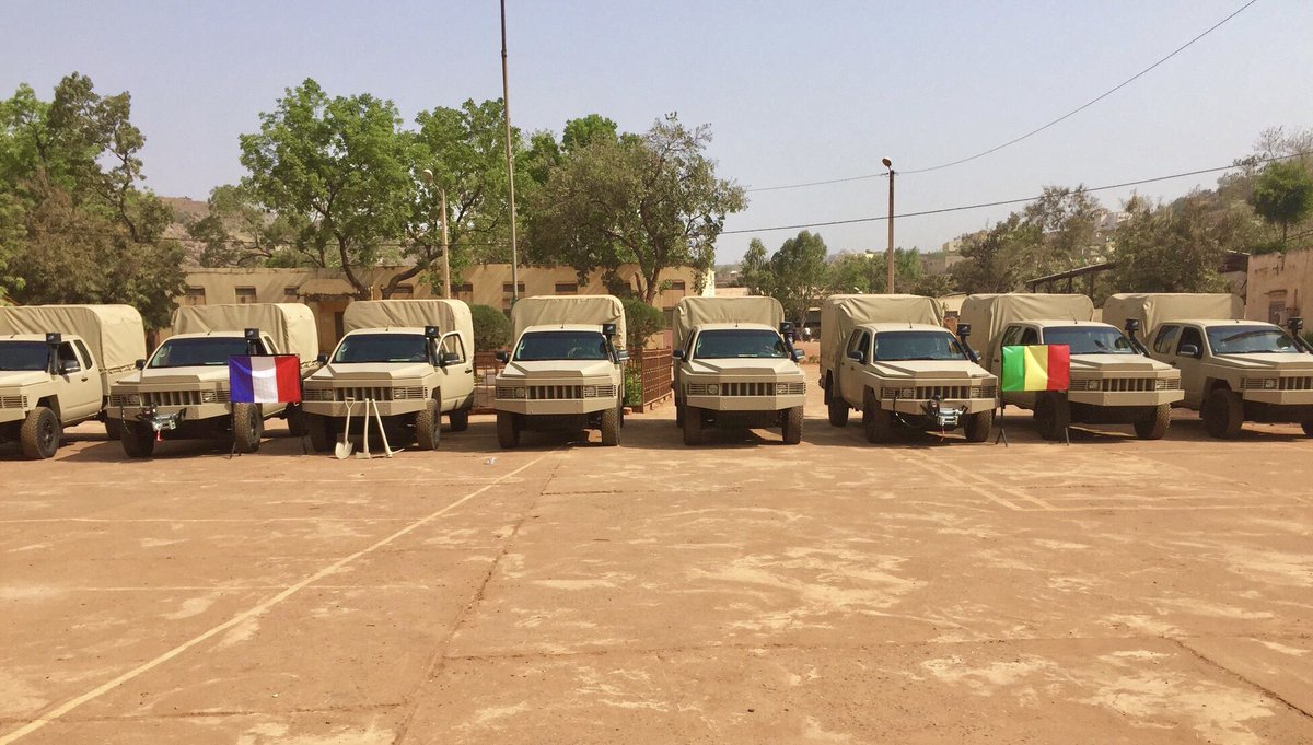 JigiAfrica's tweet photo. Ambassadeur de France à Bamako, Joël Meyer a remis le 5 mars 2019 les clés de 8 véhicules tactiques légers au général Ouahoun Koné, Chef d’état-major de la Garde Nationale du #Mali, destinés à équiper les unités déployées dans le centre du pays dans le cadre du #PSIRC. https://t.co/TF98EJqu0q