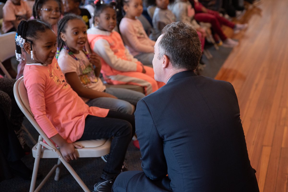 readtothem's tweet photo. Superintendent Jason Kamras connects with students at Barack Obama ES during the kickoff assembly for One Richmond One Book.  Reading about Cleo together will help spread a culture of literacy in Richmond.  #OROB2019 #RVA ⁦@JasonKamras⁩ https://t.co/xUHwDqpGHH