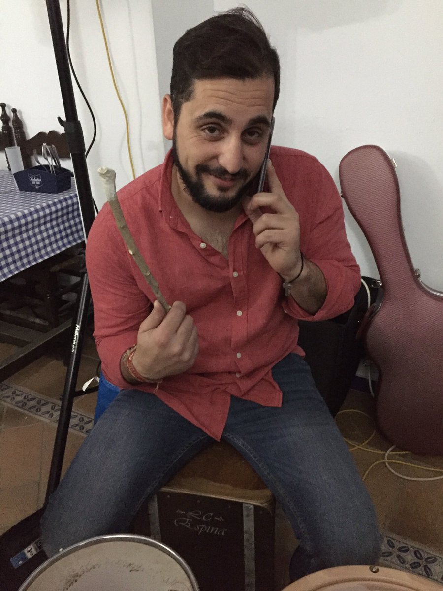 ¿Qué no tenemos baquetas 🥁?

¡No problem! Nuestro Luis Carlos Espina es capaz de hacer unas de una rama de olivo.

Nunca mejor dicho, estas baquetas son "canela en rama"