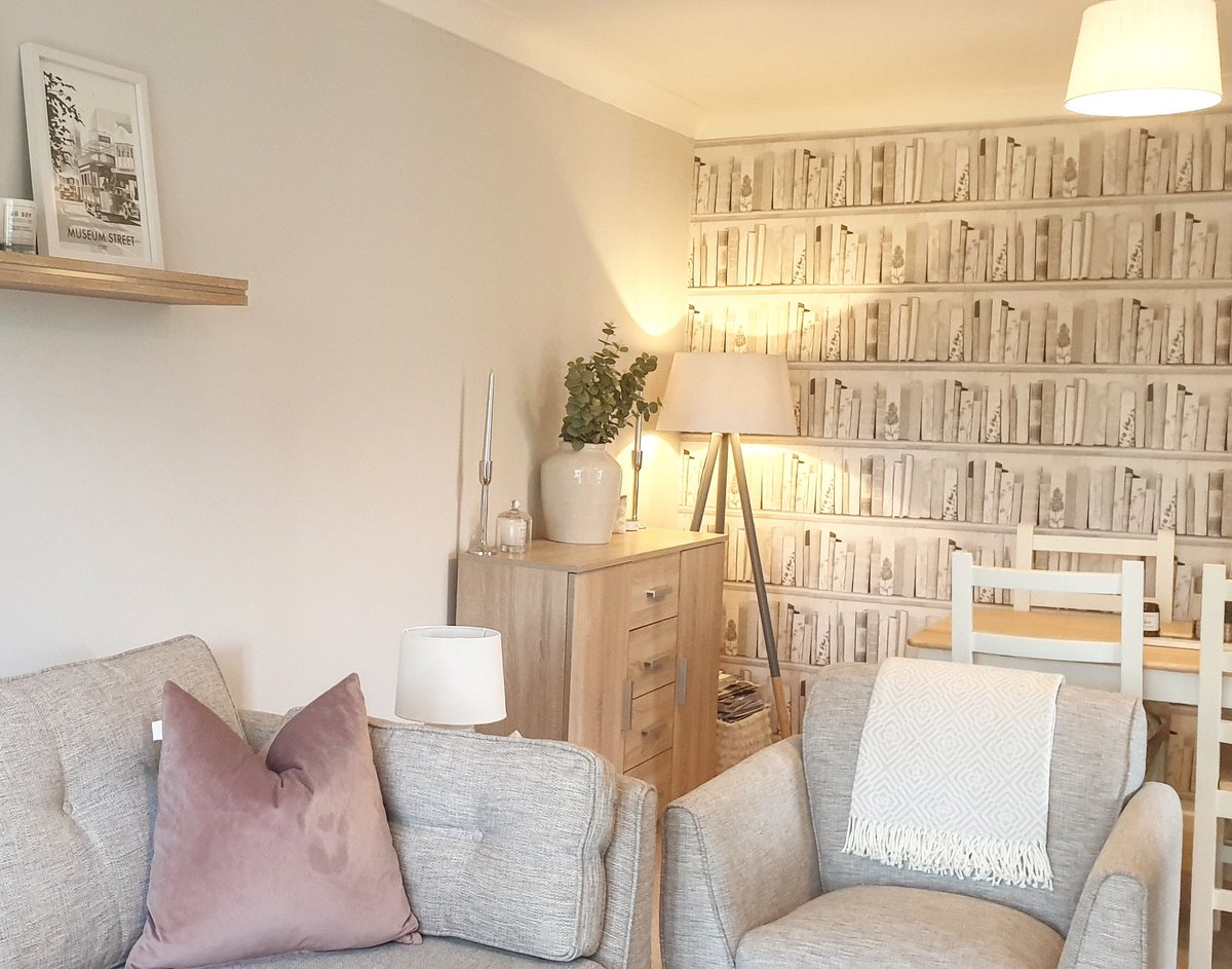YorkshireHare's tweet photo. β G L O W β I love soft lighting, it's so flattering for any space & it's so cosy! I've got the redecorating itch again, the hall, it was a quick job when we moved in but I just want to make it look beautiful! Shall I do it? Mr TYH may well kill me...π β
#theyorkshirehare https://t.co/cf8KGVic3n