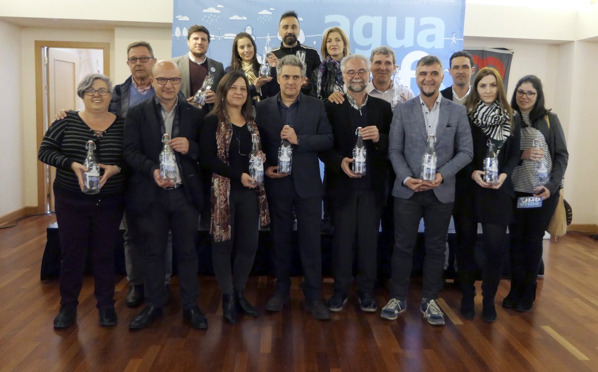 RedAguaPublica's tweet photo. Presentada la campaña #ProGrifo @prp para fomentar el consumo de agua de grifo. #Móstoles https://t.co/rgoNVldqxD https://t.co/TDYe3EVRIx