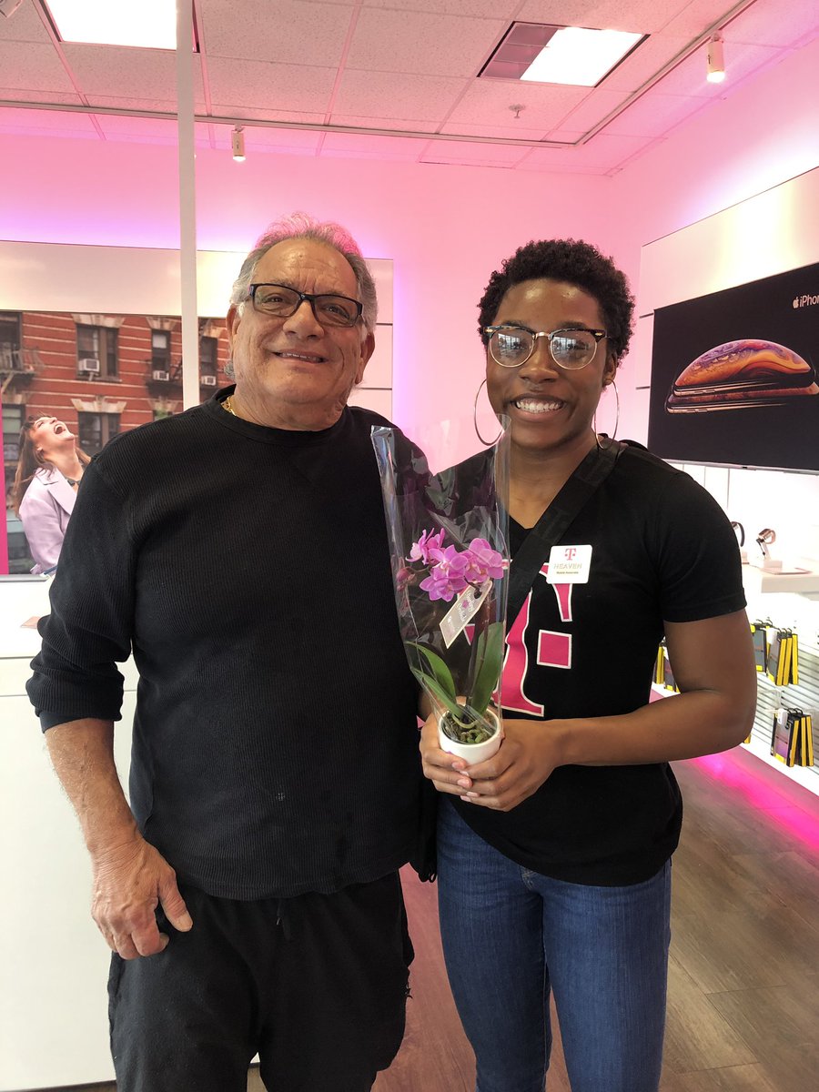 MagentaViv's tweet photo. Heaven giving our customer an AMAZING experience at TMobile Castro Valley and got beautiful flowers!💐 #uncarrier #TMobile #EdubNation #545E #CustomerExperience #magenta #TMobileTuesdays @MagentaGee @lexiluvzsina10 @MGonzal186 @JohnLegere @RealEWInc @TMobile https://t.co/rueEfdmqPj