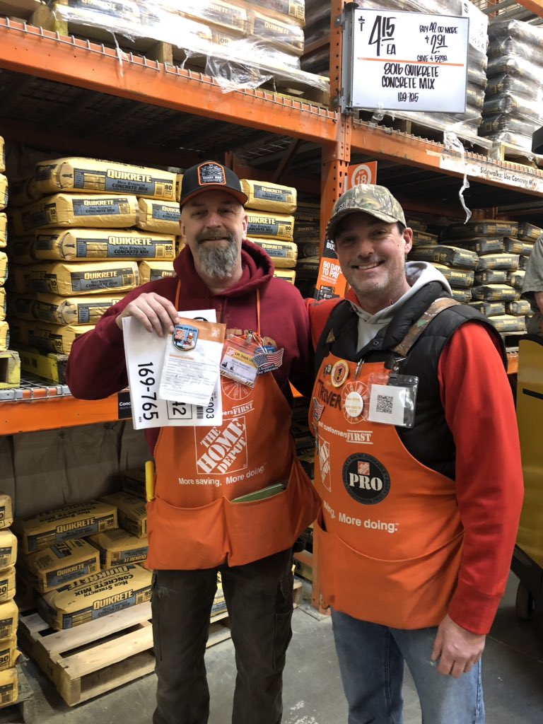 jennlarson12's tweet photo. Mark receiving a Homer Award from Pro DS Trevor for always helping and having a positive attitude!! Awesome job rockstar! 👍🏻@AndersonTrever @bamanda1214 @tiana_martines @bdesigns03 @TalonHD4010 @JoshuaCrocker3 https://t.co/3RAIiGfVnF