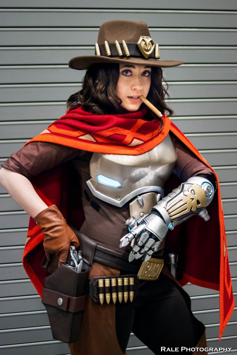 Twitter 上的 Fɪᴇʟᴅ Mᴀʀsʜᴀʟ Osʜʟᴇʏ：""Buckle up, this gunslinger's loaded!" 😏 McCree cosplay from @PlayOverwatch handmade by Breastplate, robot arm, fingers, belt, knee guard are made from Worbla thermoplastic. Hat decals, bullets