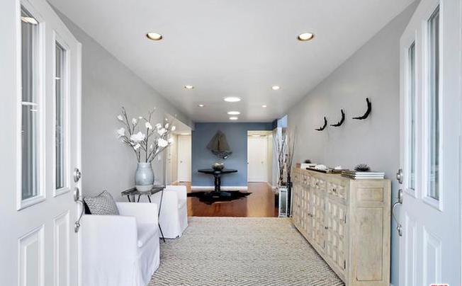 TaylorMillerHSD's tweet photo. Making an entrance! Our newest project @KleinListings
More details here ➡️ https://t.co/SM5FoQIl8A
#TaylorMillerHSD #HomeStaging #homestagingWorks #Malibu #MillionDollarListing #HouseHunters #onthemarket https://t.co/a1SHKaTxil