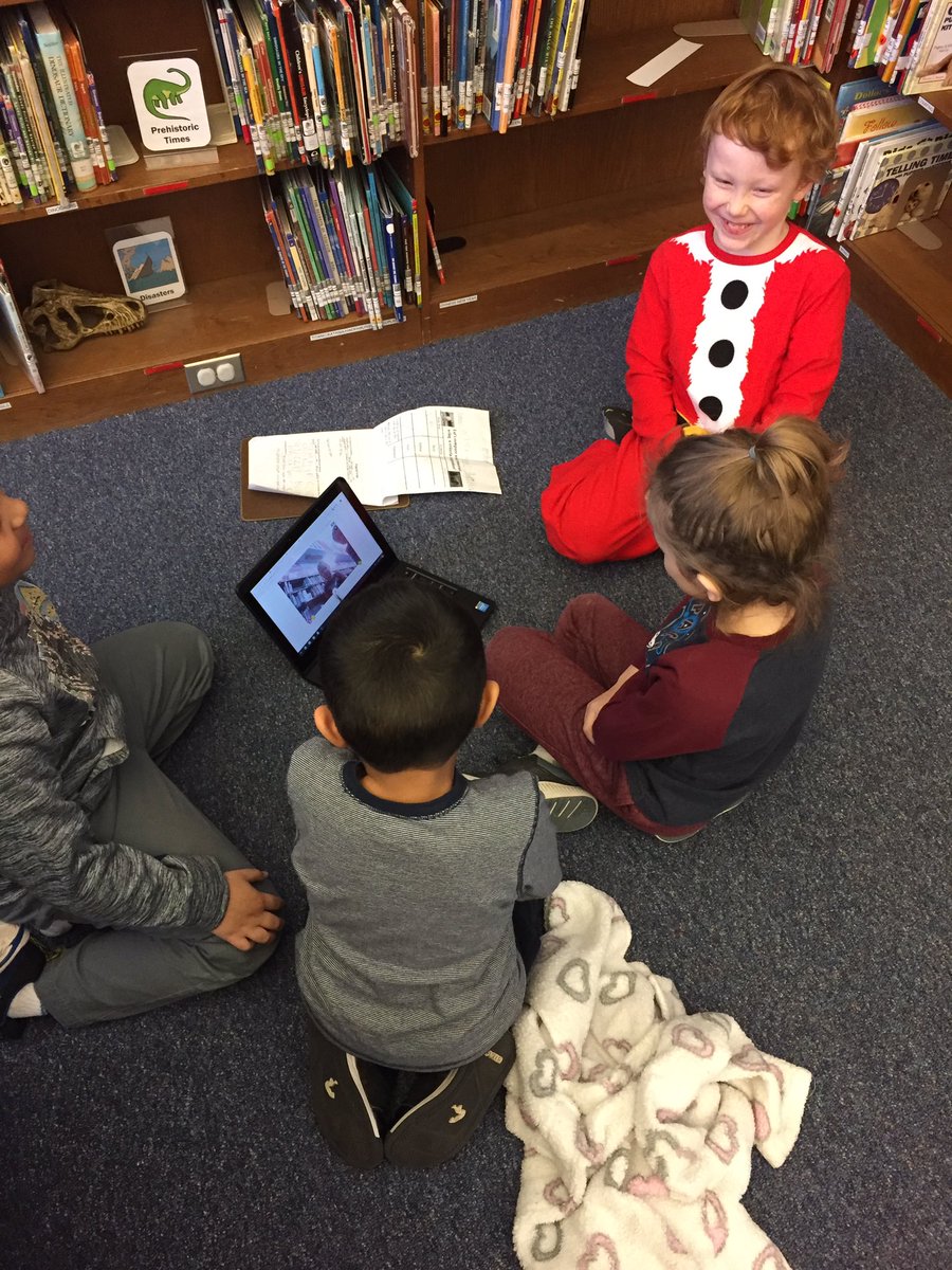 FCPSMoESMedia's tweet image. 3rd helping 1st write a script about their research from comparing and contrasting polar bears and grizzly bears and creating a Flipgrid video to share what they learned! #buddyclass #oneteam