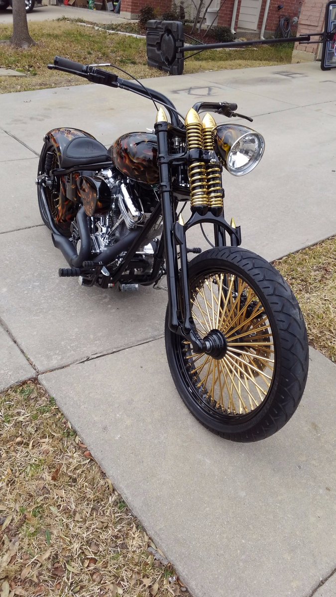 RobertBrevelle's tweet photo. New addition to the stables...my bar hopper from Dynamic Chopper of #LasVegas. Powered by 110 @CustomChromeUSA v-twin. Painted by Joel at Ten-Ten Custom Paint. @chopcult @fatkatz #Mikuni #KraftTech #Chopper #Flames https://t.co/fwIsckE9pU