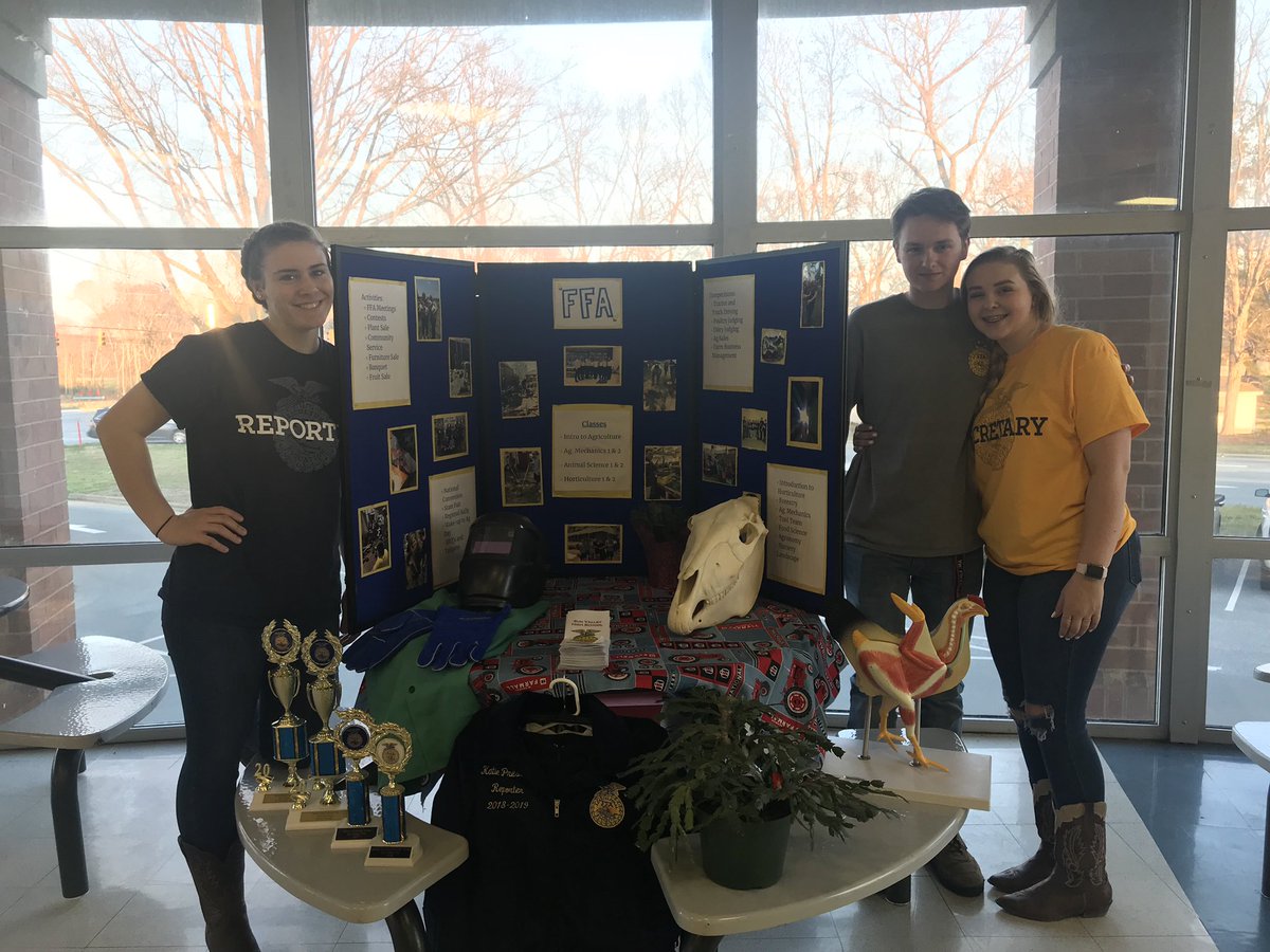SVHS_FFA's tweet photo. Teaching the rising 9th graders about FFA!!! 🌽🌽🇺🇸 https://t.co/TrrFMTZagF