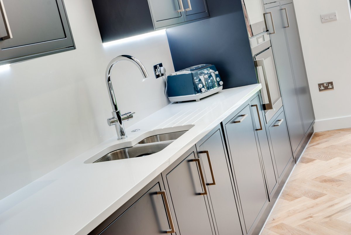#itastone plain white quartz - seen here in this #beautiful kitchen. modern, clean, fresh, simple, effective and affordable. search here for your nearest itastone retailer :- itastone.co.uk/where-to-buy.h… #quartzsurfaces #quartz
