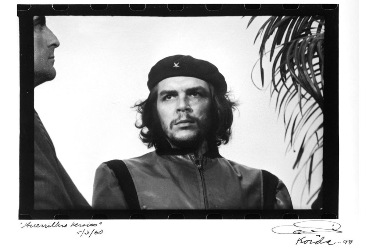 #Efemérides: Durante el entierro de las víctimas de la explosión de #LaCoubre (#Cuba); el fotógrafo #AlbertoKorda, toma la fotografía más famosa y la más difundida de Ernesto #CheGuevara, que sería llamada posteriormente como '#GuerrilleroHeroico'.