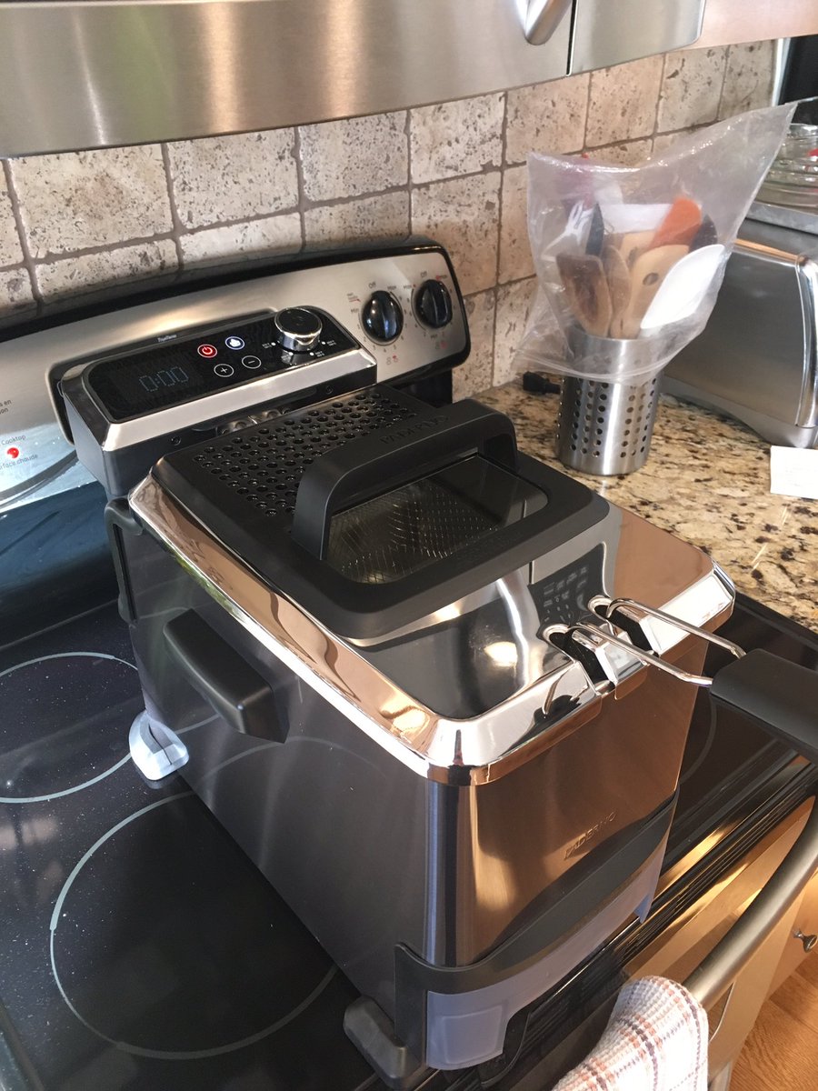 i_am_j_v's tweet photo. Thanks again @CanadianTire for another #TestedForLifeInCanada product. This time I’ll be testing a brand new item. The @PadernoCookware 3.5L Deep Fryer. Fried Foods here we come! https://t.co/4zcTiutx7N