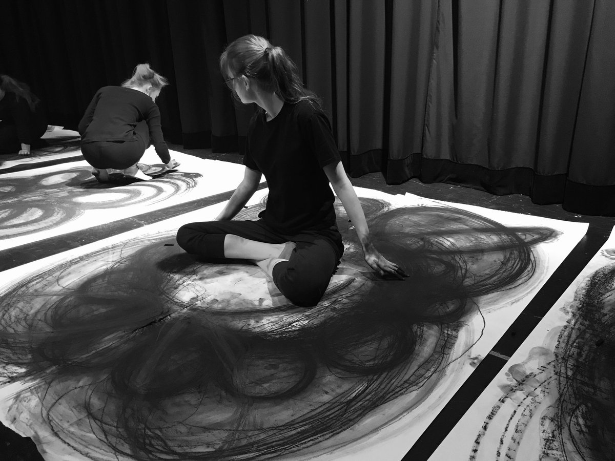 Productions des oeuvres d'art jumelées avec des sessions d'étirement dans le cours de Mme Moreault accompagnée de Mme Lussier. Belle initiative! Beau travail! <a href="/ESCStFXavier/">École secondaire catholique Saint-François-Xavier</a> <a href="/JPGagnier/">J</a>