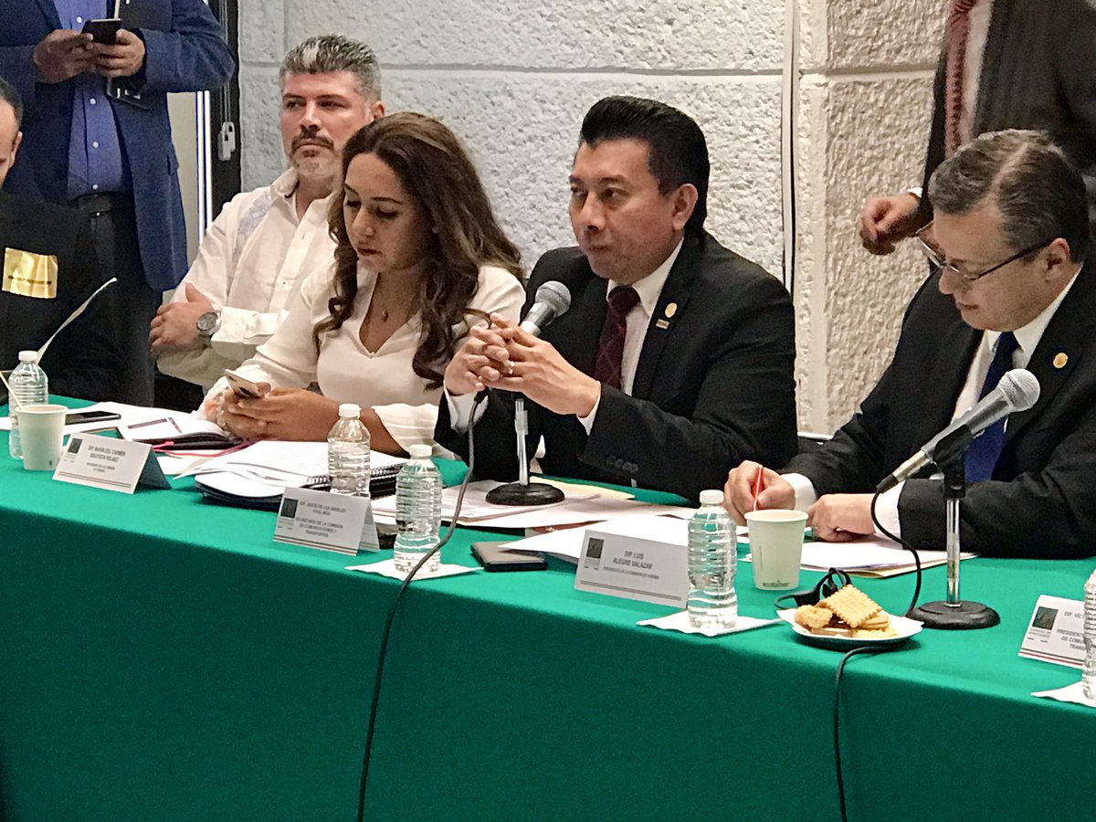 JesusPoolMoo's tweet photo. Durante la reunión de trabajo que organizamos, el presidente de la AMAV en #Cancún @SgRubiera presentó una iniciativa de Ley Federal de Autotransporte Turístico, a los diputados pertenecientes a las Comisiones de Turismo y Comunicaciones y Transporte. https://t.co/iOF4H9clpm
