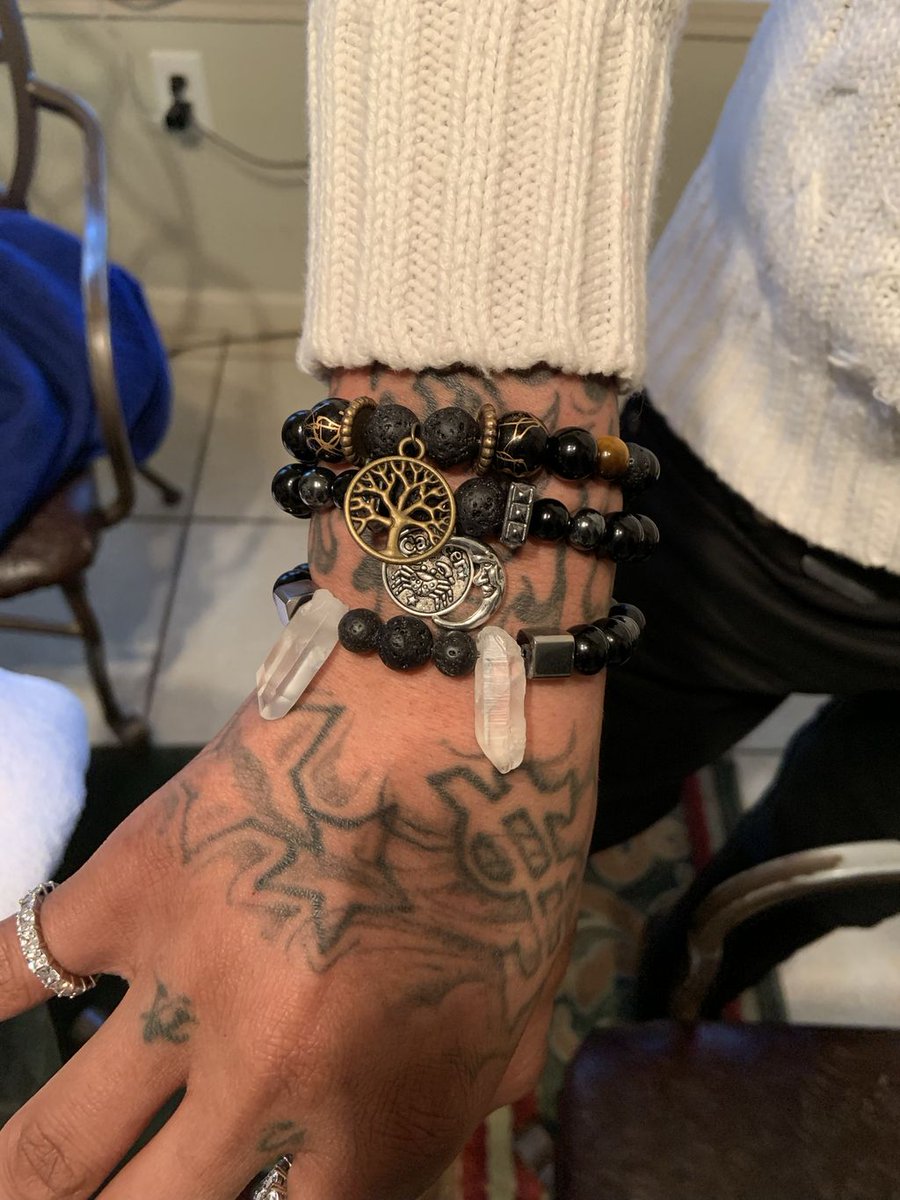 _geeknvibes's tweet photo. Custom bracelet set! 
Made by: @lunaluvgoddess 
#GeekNVibrations🧘‍♀️ #GeekN #HandmadeJewelry #HealingCrystals #HappyHealing #Elevate #AlwaysGeekN #DiffuserJewelry #LavaStones #Onyx #TigersEye #Hematite #Quatrz #Astrology #Cancer #Moon #TreeOfLife https://t.co/fphCfOT1Fc