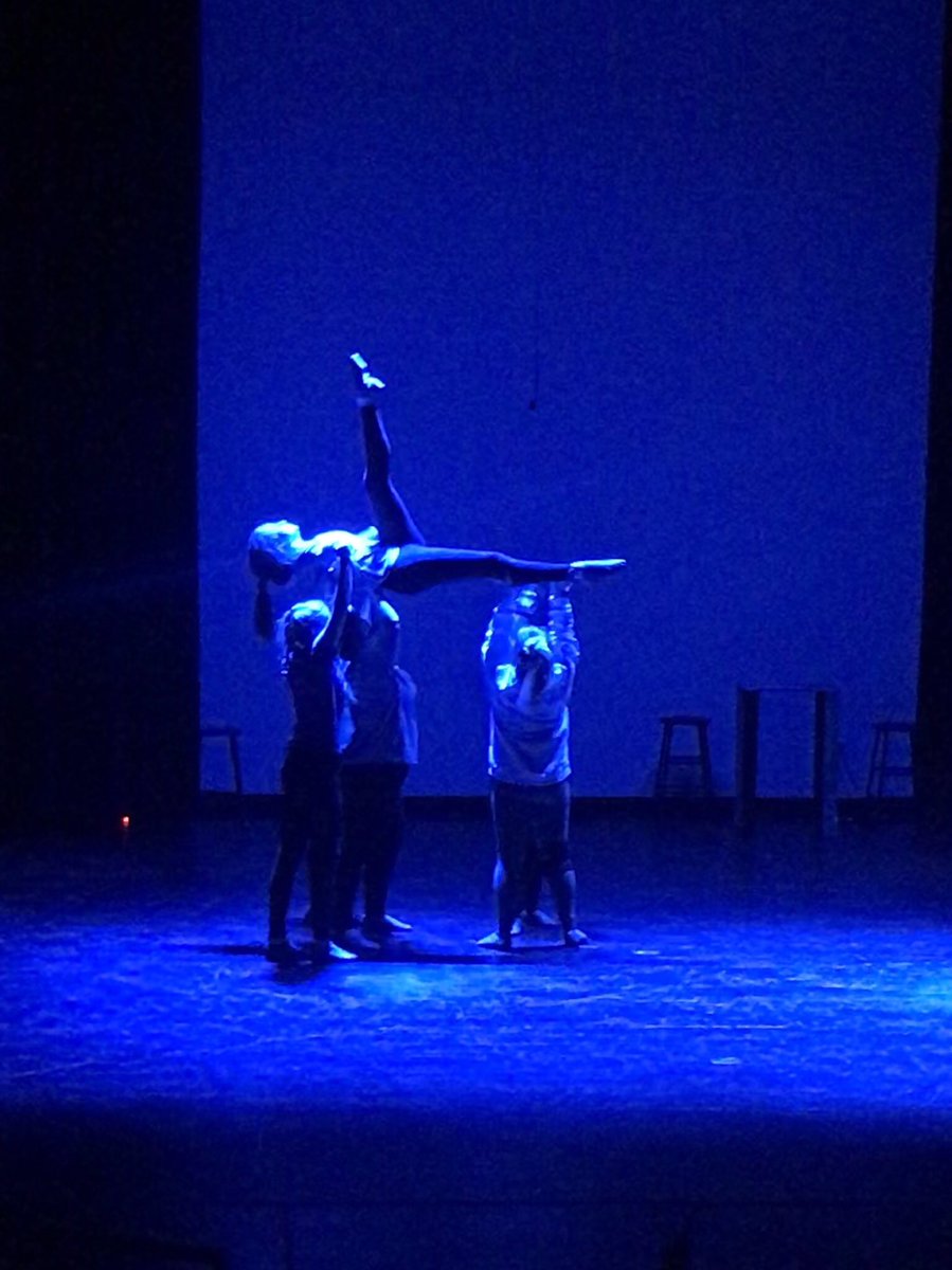 SHS_Orchesis's tweet photo. With flowers in our hairrrrrr 🎶 🌸 👯‍♀️🥰💃🏻👯‍♀️ #TechRehearsal #Company #PunkRockers #RockDanceNRoll #March15N16 https://t.co/CN0fWI8oAP
