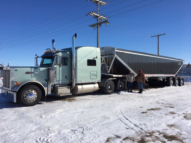 Warnertruck's tweet photo. Thank you to Dean Nikolejsin of Nikolejsin Farms Inc in Weyburn on the purchase of his new Doepker Legacy Tridem Bulker!
#warnerindustries #warnertrailer #trailers #doepker #tridem #grain #sask #weburn https://t.co/qK3Dv0bYQ4