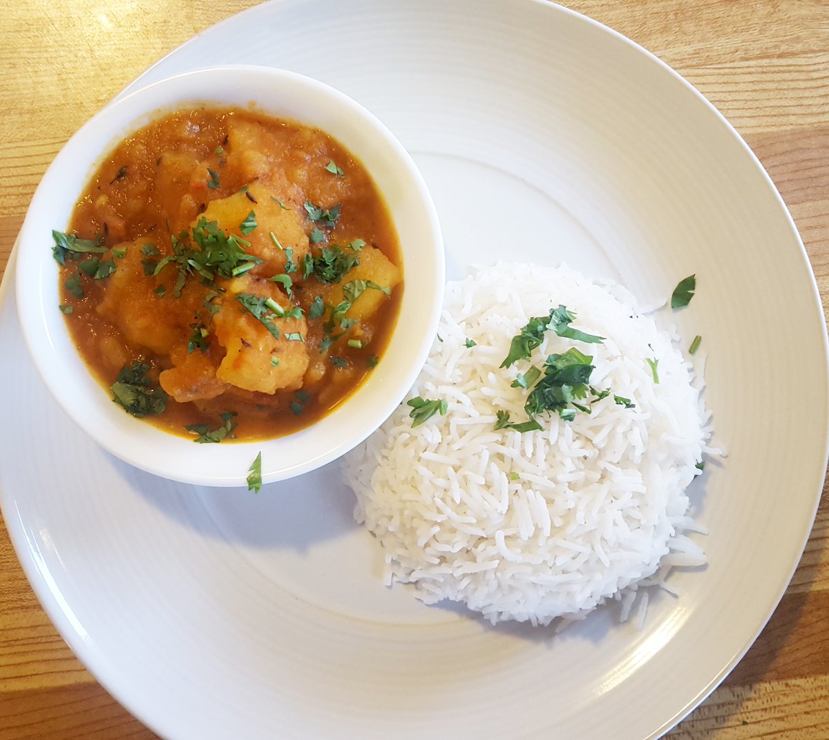 cookwithanadi's tweet image. For a unique dinner tonight try this North Indian spicy aloo dum. This is my favourite variation of the traditional recipe, using a tomato and potato-based gravy. You may also add some veggies!

RECIPE &amp;gt;&amp;gt;youtu.be/WYwdkVLFTes  

#recipeblog #RecipeOfTheDay #Cooking #foodblogger