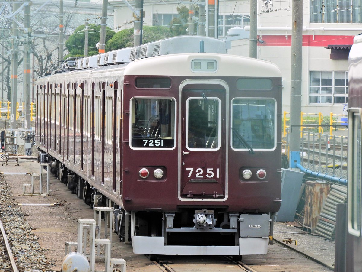 ヴィヨンド ٹوئٹر پر 今日朝の阪急 正雀車庫裏 能勢電70系 71f クーラーキセの汚れ具合