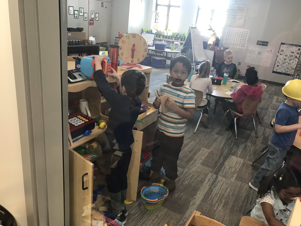 Kmsanders54's tweet photo. @NBEbulldogs These students are really enjoying our new learning space! #cookbooks #exploration #creatingandlearning https://t.co/2wX2jbV9kv