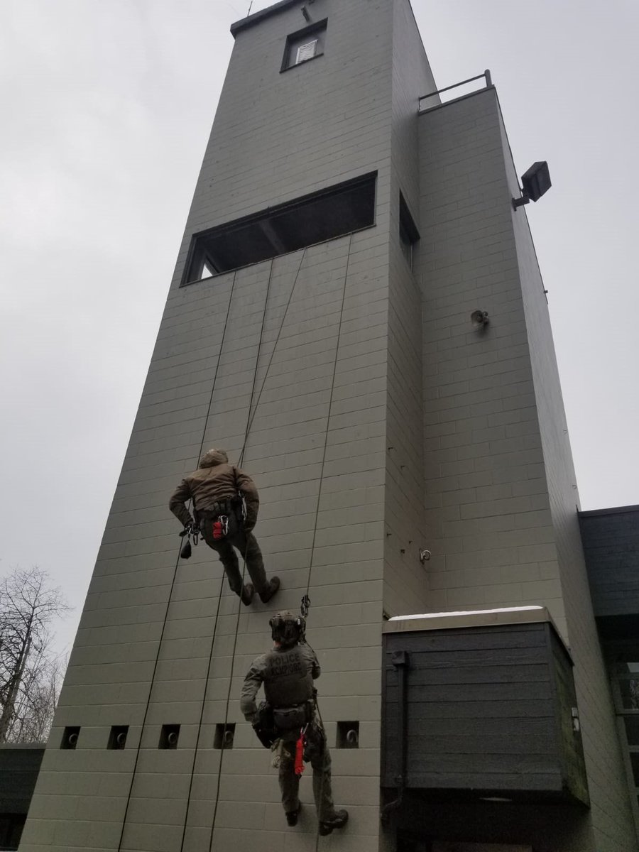 LMDRCMP's tweet photo. Just hanging out with these #RappelMasters from the Lower
Mainland District Emergency Response Team, as they practice their high angle
skills. #LMDERT #ThisIsWhatWeDo #TacticalTuesday https://t.co/rNJLnCfwgo