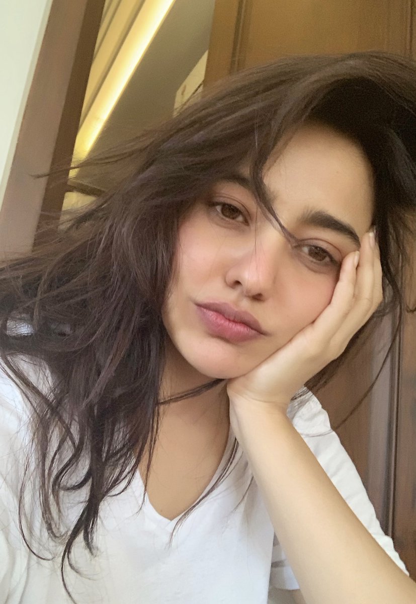 Officialneha's tweet image. 👁👁 #messyhairdontcare #morningface