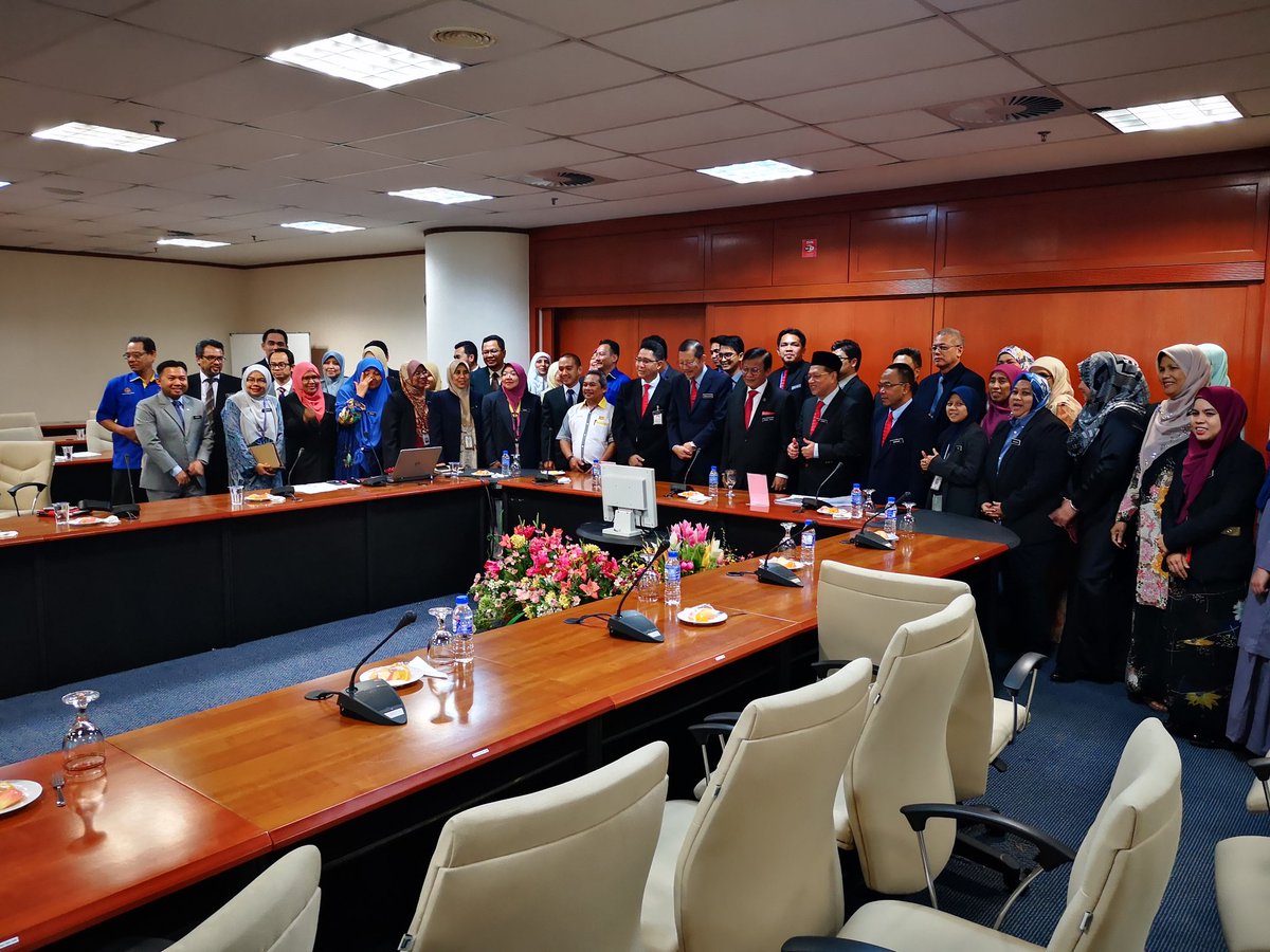PilusImran's tweet photo. Kunjungan YB Timbalan Menteri Kerja Raya @HjAnuarTahir ke Cawangan Kontrak dan Ukur Bahan JKR di Menara TIMA.. @MOWorks @JKRMalaysia @baru_bian @KsuMoworks @RoslanMdTaha @norehamohd @ownbest777 https://t.co/B6D5p83TQt