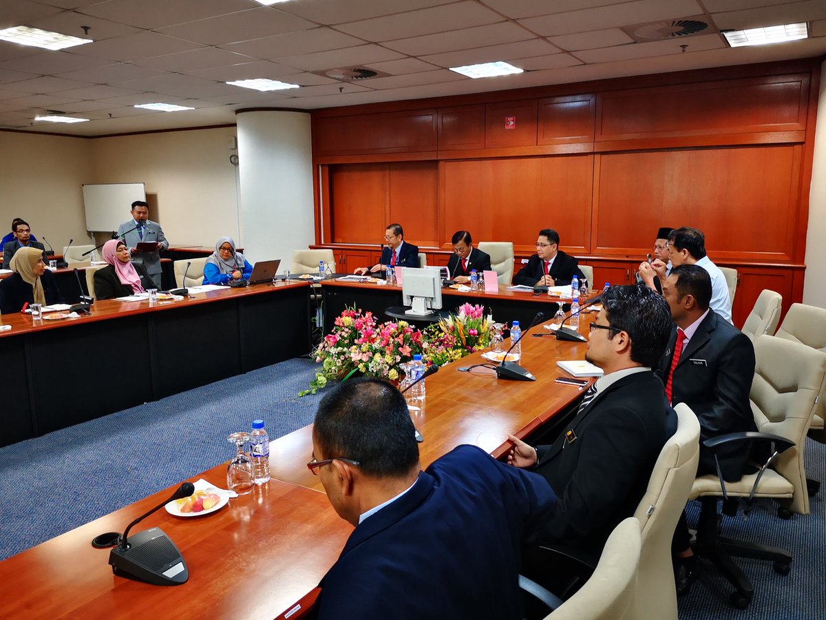 PilusImran's tweet photo. Kunjungan YB Timbalan Menteri Kerja Raya @HjAnuarTahir ke Cawangan Kontrak dan Ukur Bahan JKR di Menara TIMA.. @MOWorks @JKRMalaysia @baru_bian @KsuMoworks @RoslanMdTaha @norehamohd @ownbest777 https://t.co/B6D5p83TQt