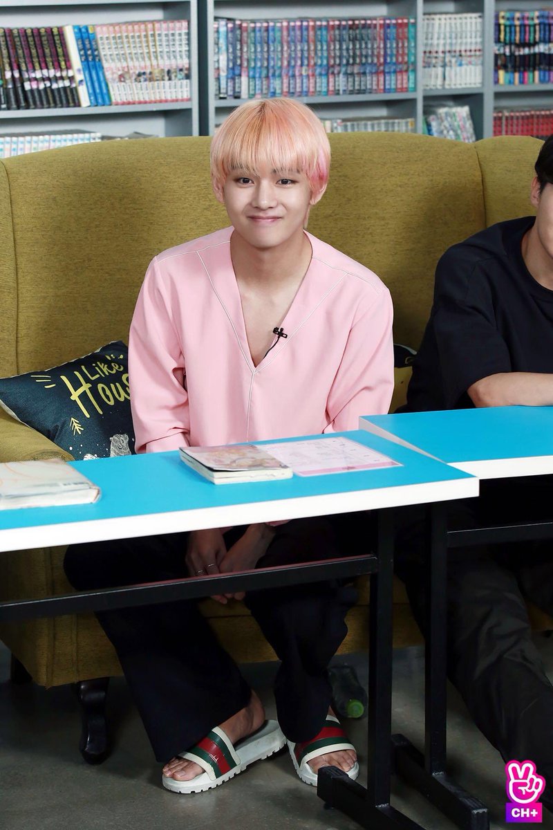 vtaMin_YG's tweet photo. Run BTS! Ep 66 behind the scene pt 1. 

#BTS #V #Taehyung #태형 #뷔 https://t.co/OLGgpgFL73