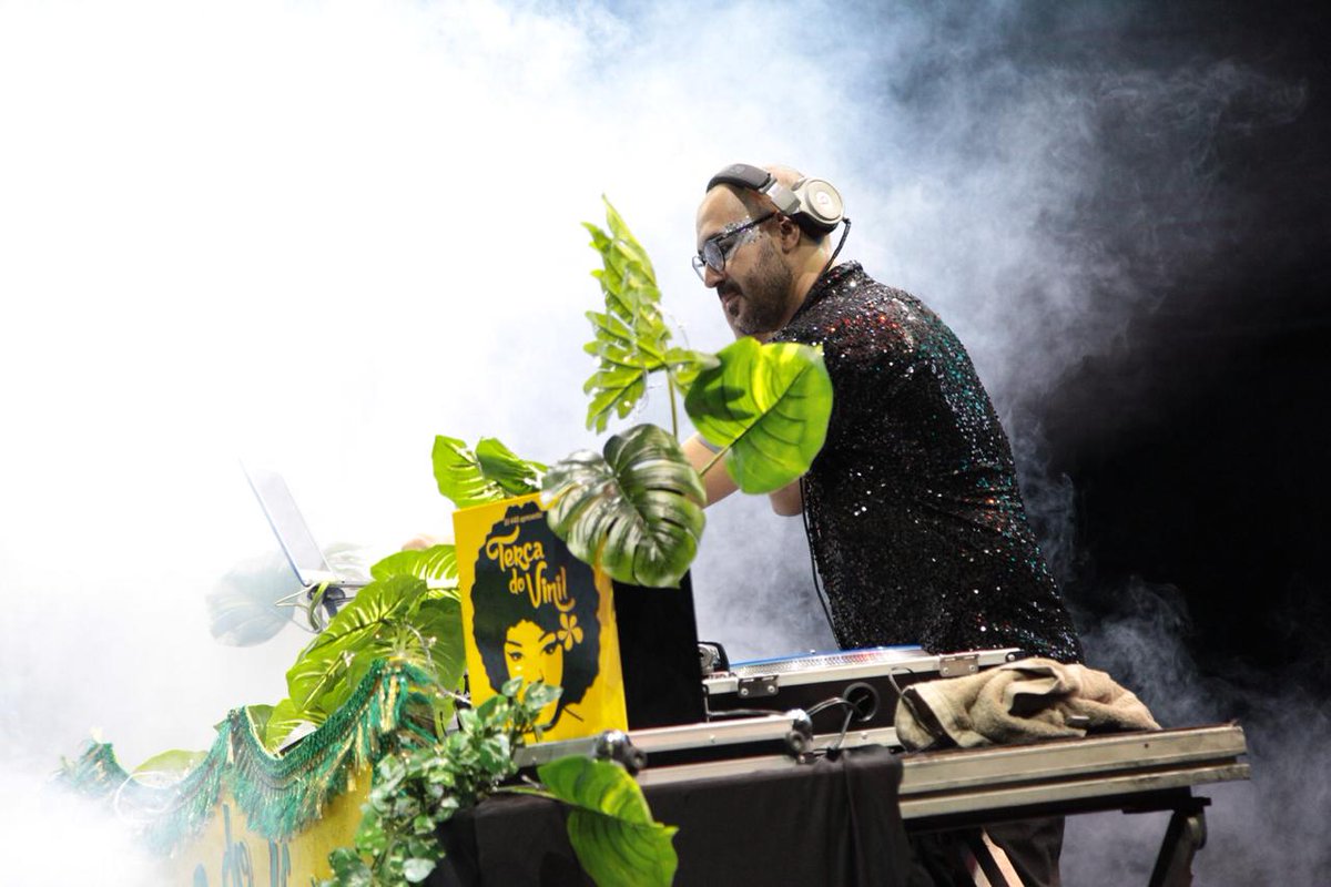 recbeatfestival's tweet photo. Encerrando com brilho e resistência o #RecBeat2019 a festa @tercadovini do @dj440. Muita cumbia, brega, samba, música brasileira imperecível. 📸 @hnnhcrvlh https://t.co/VSmUyWLD9u
