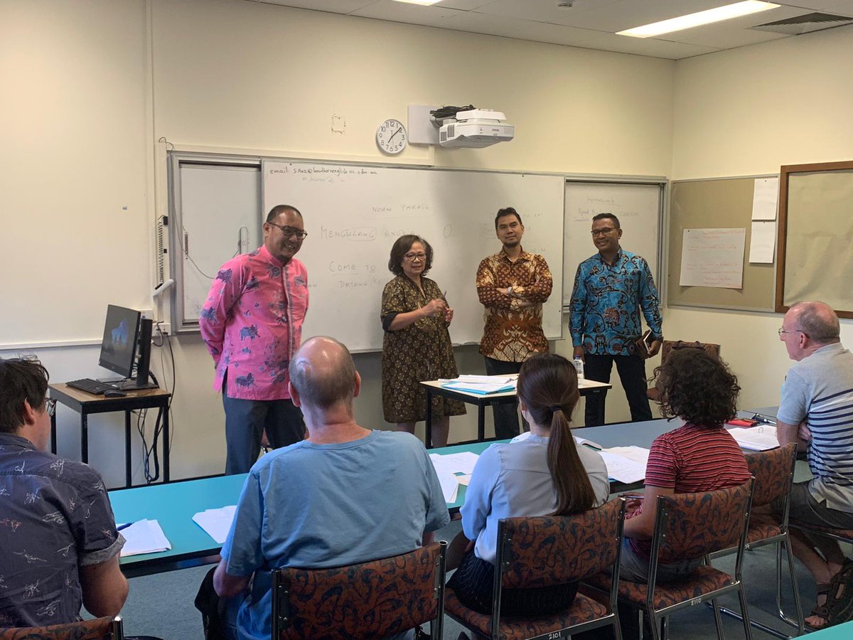 IndonesiaInMelb's tweet photo. @KJRIMelbourne had a pleasure to visit #AustralianIndonesianAssociationLanguage Class #AIAV in the @unimelb of Hawthorn Campus. #stevedobney
.
.
.
@Kemlu_RI @Kemdikbud_RI @diplik_kemlu @aiya_naila
#VILTA
#bahasaindonesia
#victorianindonesianlanguageteachersassociation
#guru https://t.co/XxFS0vy1pP
