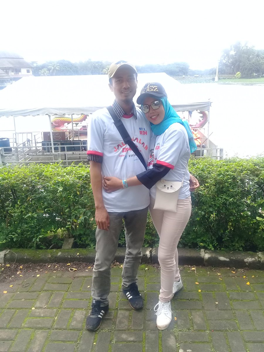 Mayang_jerri's tweet photo. @rdi971 #LDR siang ka ea mau ikutan eksis dari lebak wangi req lagu @sheilaon7 apa aja,,ccl nya buat mamah abang yg lagi bantuin ak bkin bakso goakk,dan teh ani ibon yg sllu stay di RDI..spesial nya buat sembeb @Jerri_Eksizzz yg lgi kerja semangat yaa beb https://t.co/2h7C67a5Xs