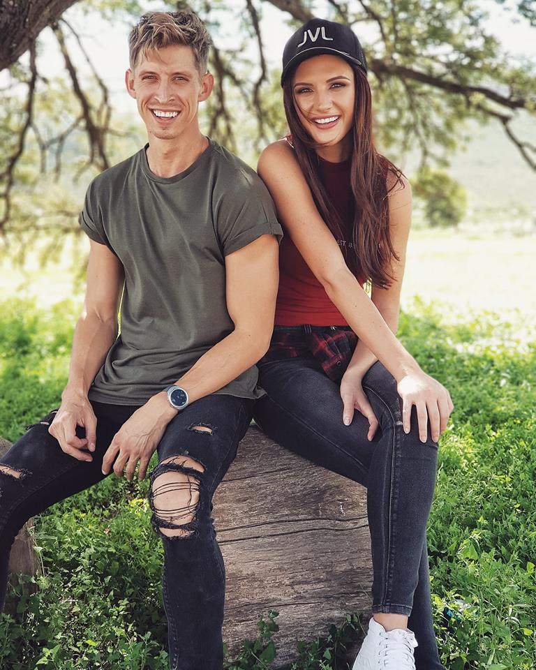 CO_Productions's tweet photo. Vanaand sluit @WillemBotha en @Franjadp die @kykNETtv Top 20-toer in George af by #Shenanigans. Kom kuier saam vir ’n onvergeetlike aand.
@kykNETNou @lightspeedDM
#KomKuierSaam #Top20Toer #LekkerTye https://t.co/mM1qCoUXDN