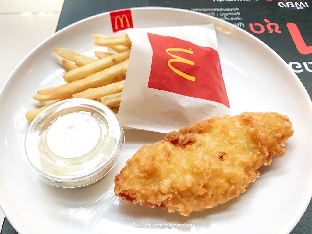BoyOfHeaven's tweet photo. #รีวิวตามใจหมี @McThai ออก #ฟิชแอนด์ฟรายส์ เนื้อปลาล้วนๆ ขาวๆ ไม่มีแป้งปน ทอดกรอบ เนื้อแน่นๆ พร้อมชีสซี่การ์ลิคดิป (ดิปอันนี้อร่อยมาก)+เฟรนช์ฟรายส์+โค้ก ชอบเลยๆ 🐻ไม่ต้องไปจับปลาเองในแม่น้ำละ555 #แมคโดนัลด์ #fishandfries https://t.co/aPyLRfLvgS