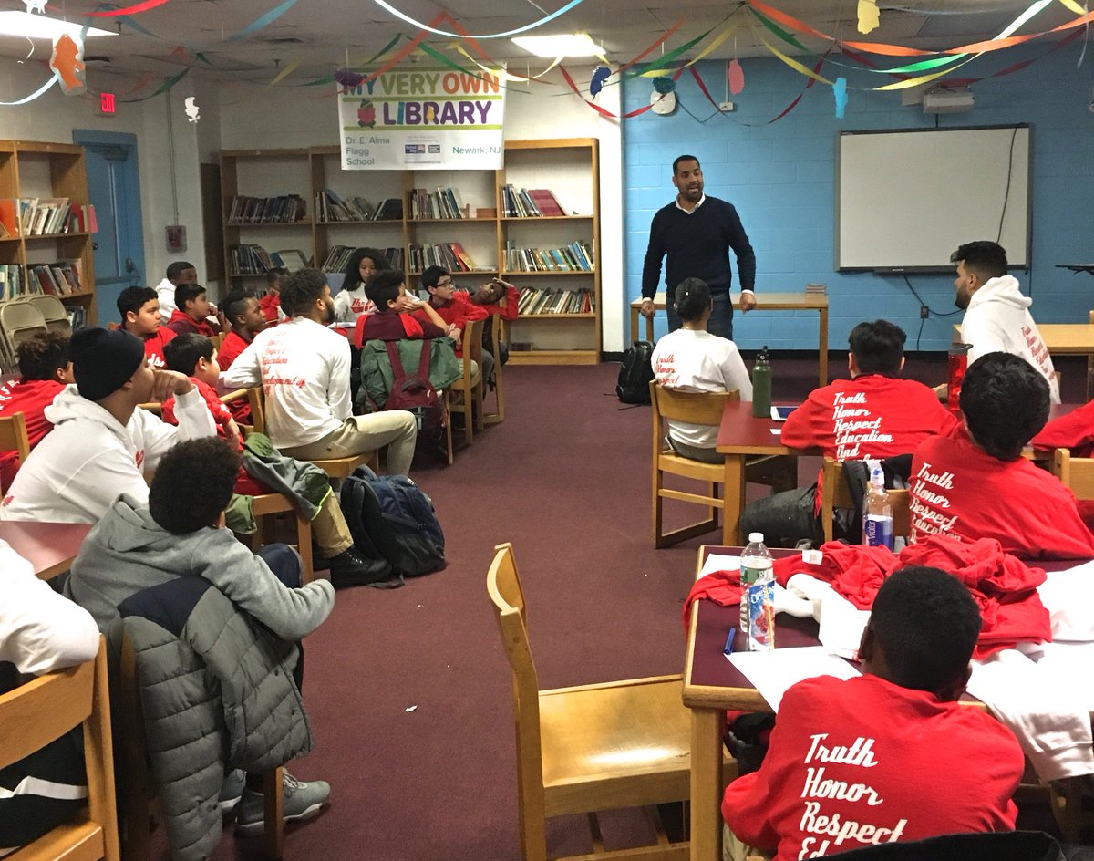 threadsMSU's tweet photo. THREADS was fortunate last week to have @JuanGarciaCPLC stop by to discuss resilience & brain growth (i.e., building mental muscle) with the mentees. Thanks Juan for supporting THREADS for the last several years! #threadsMSU #Worthy2Belong #growthmindset https://t.co/G2Muq7GYze