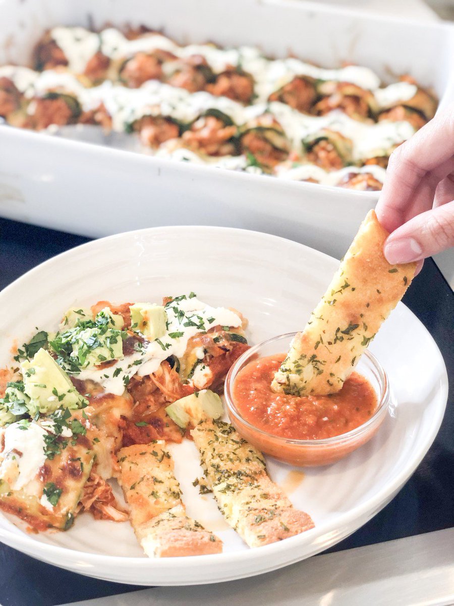 Enchiladas de pollo y pan de ajo bajo en carbohidratos juliamarrero.com/?p=1102