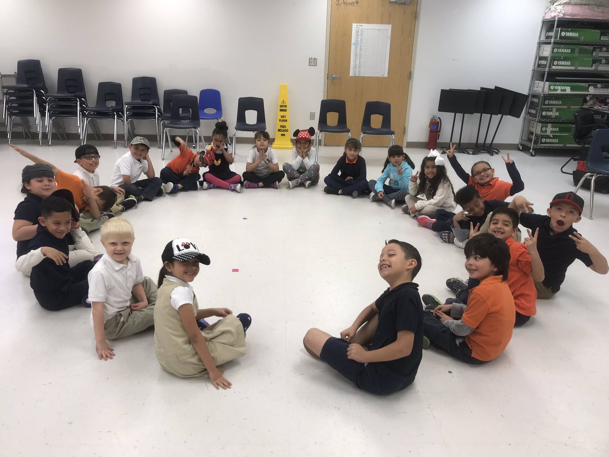 amandahhunt's tweet photo. My inner marching band nerd had to take this photo of one of the best circles I’ve ever seen! Only 8 more years until we see @SGirvin_DSSE’s class in the Eastlake band. @mrdannyvega #guidetotheform https://t.co/lUlG9SwbUG
