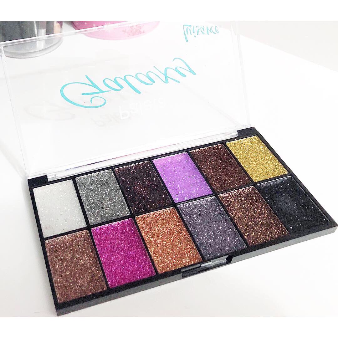 TaissaMoraes3's tweet photo. Pq essas coisas viciam!? 😂
Aquisições de hoje 😍😍
.
.
.
#paleta #esponja #deliniador #canetadelineadora #brincos #bijoux #bijuterias #presilhas #luisance #makeuptutorial #makeup #make #maquiagem #maquiagembrasil #instagirls #glitter #glittermakeup #instablog #nacional #details https://t.co/sJc2TDoCrR